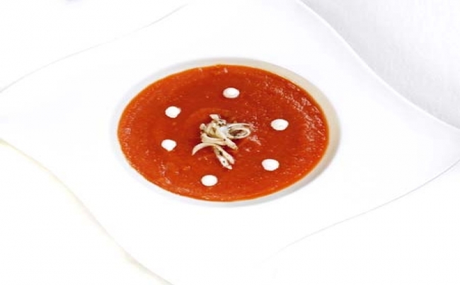 Crema de tomate con calamares salteados y alioli de ajo